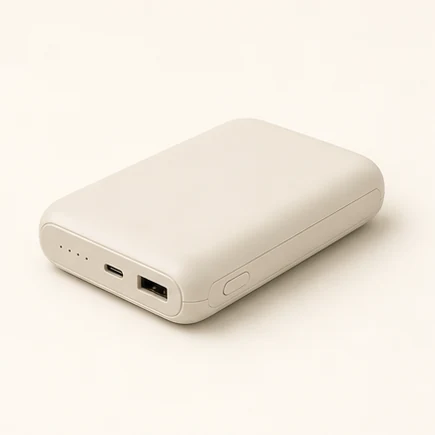 Kompakte Powerbank in neutraler Studioaufnahme